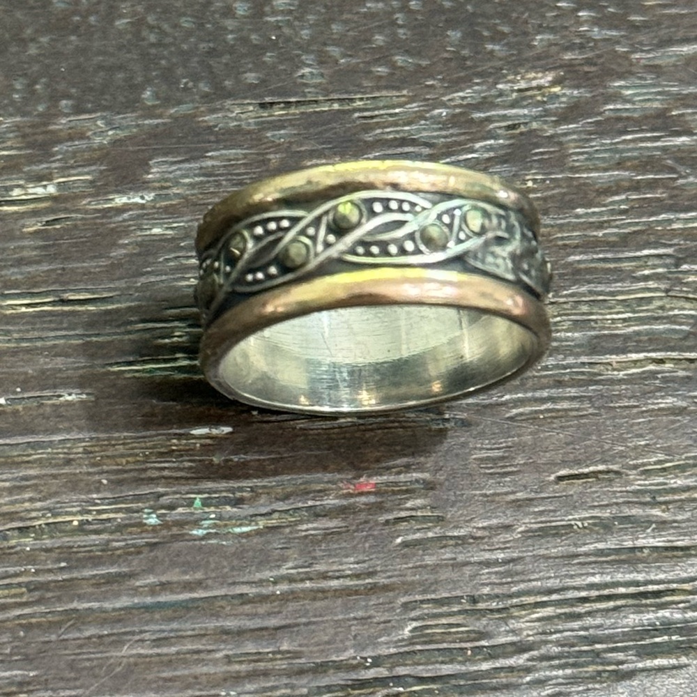 Sterling silver elegant marcasite statement ring with detailed twist design!